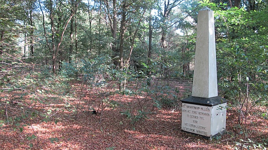 Monument ter herinnering aan barakkenkamp Nieuw-Milligen. Het kamp was aanvankelijk bedoeld voor de gemobiliseerde 12e Regiment Infanterie, maar werd later gebruikt om krijgsgevangenen te huisvesten. Bron: Stichting Dodenakkers.